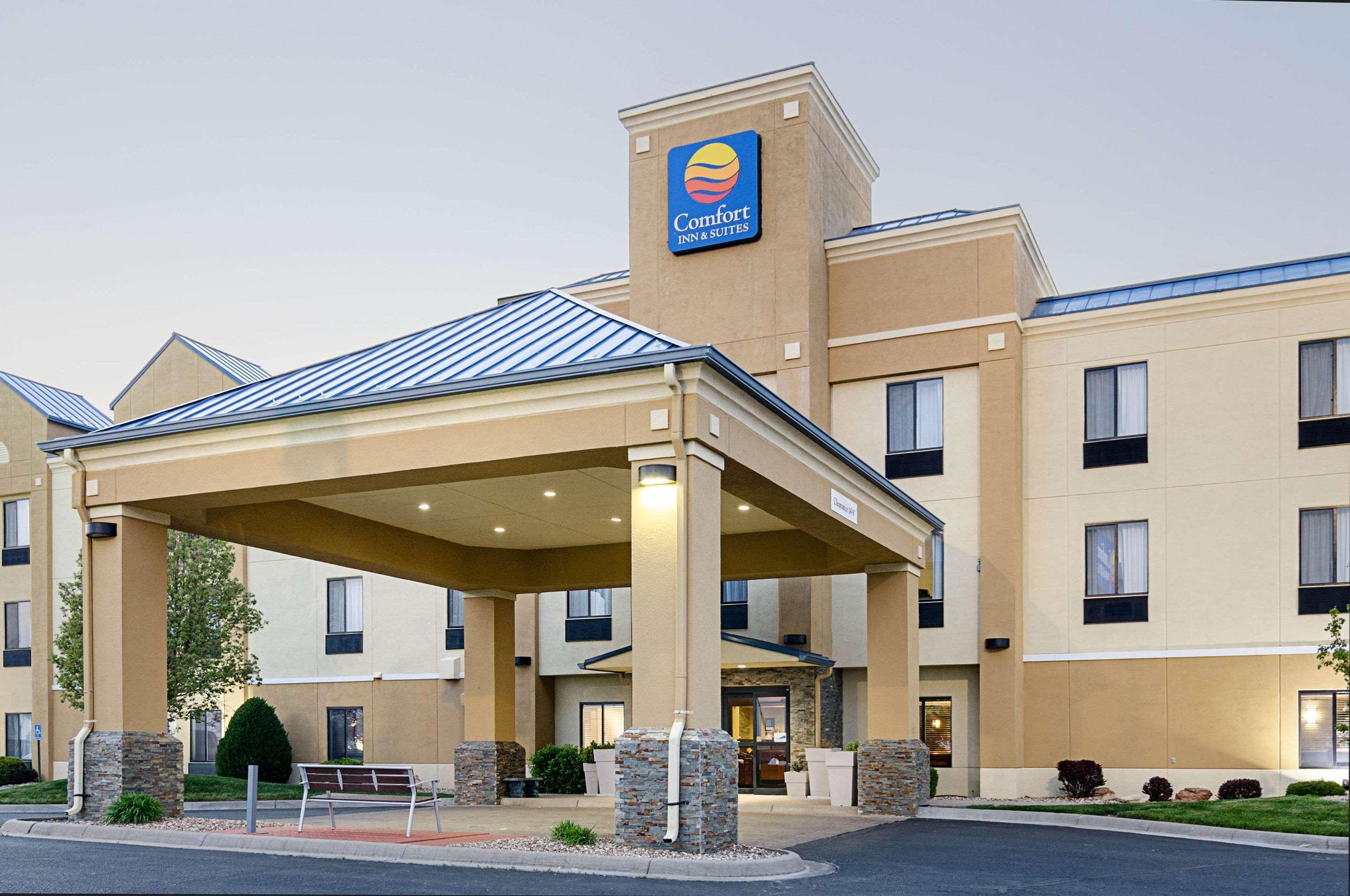 Comfort Inn & Suites Hutchinson Exterior photo